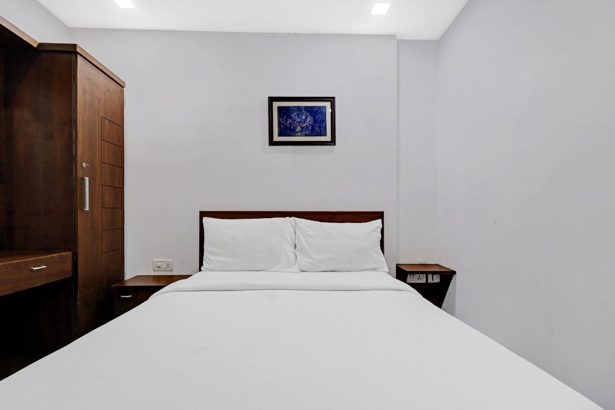 Oyo Townhouse 595 Majestic Inn Kochi Ngoại thất bức ảnh