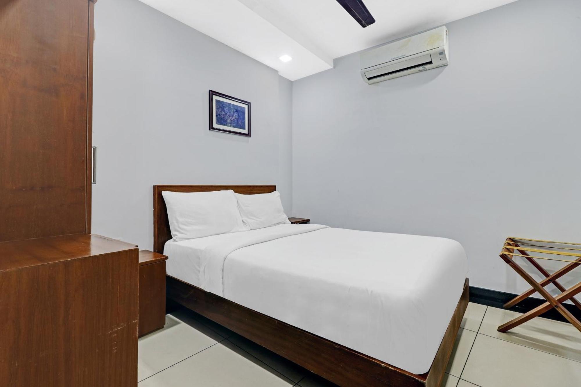 Oyo Townhouse 595 Majestic Inn Kochi Ngoại thất bức ảnh