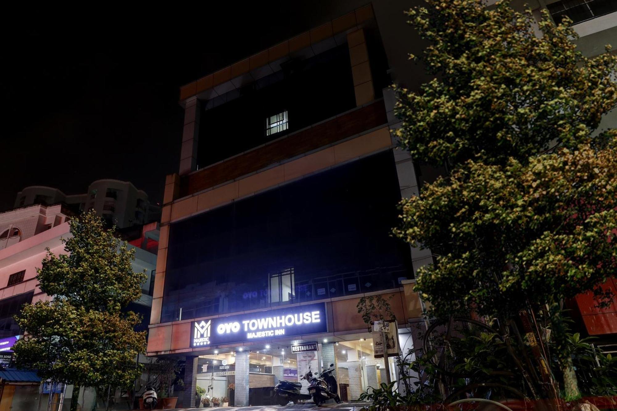Oyo Townhouse 595 Majestic Inn Kochi Ngoại thất bức ảnh